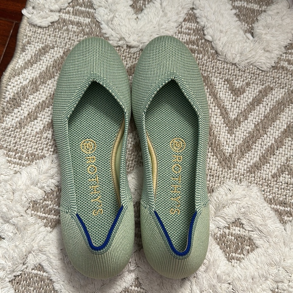 NWOT Mint Colored Rothy’s Flats